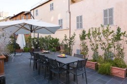 Pantheon terrace mansion: Up to 10 people