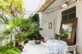 Trastevere designer terrace apartment: Up to 4 people