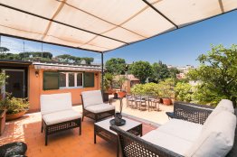 Trastevere charming penthouse: Up to 6 people