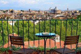 Sant’Onofrio terrace apartment: Up to 2+2 people