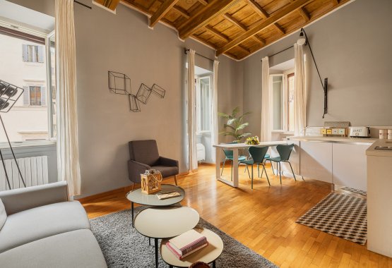 Campo de’ Fiori Bright Loft: Elegant Rome Apartment for 4